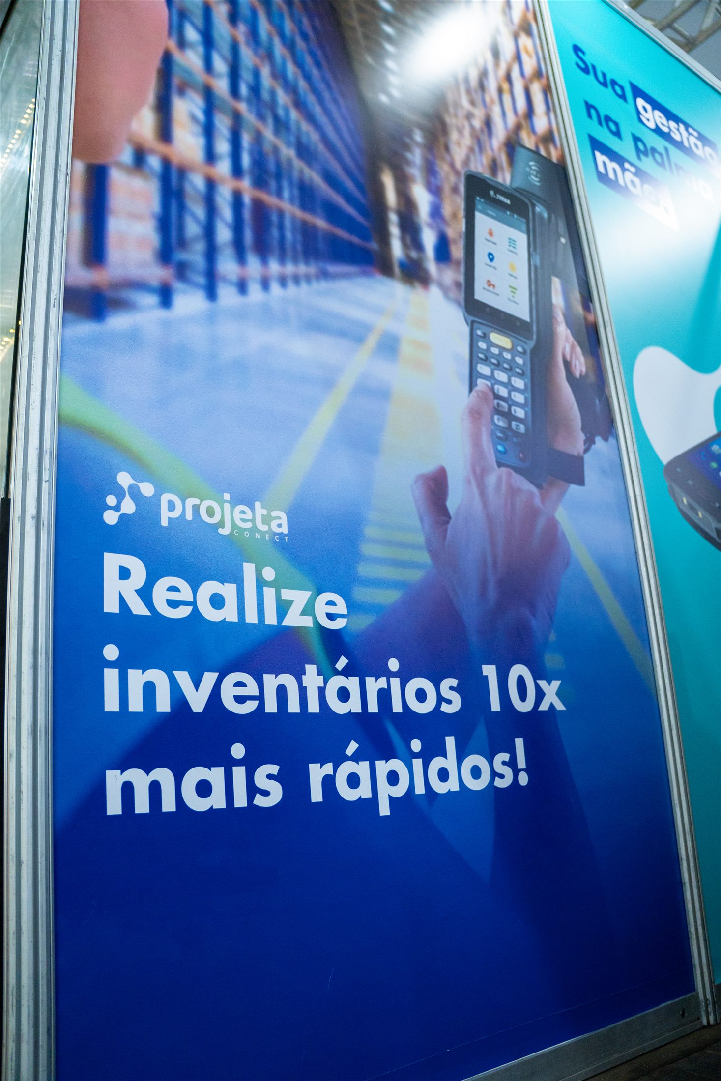 Painel do estande da Projeta Conect destacando inventários mais rápidos com RFID