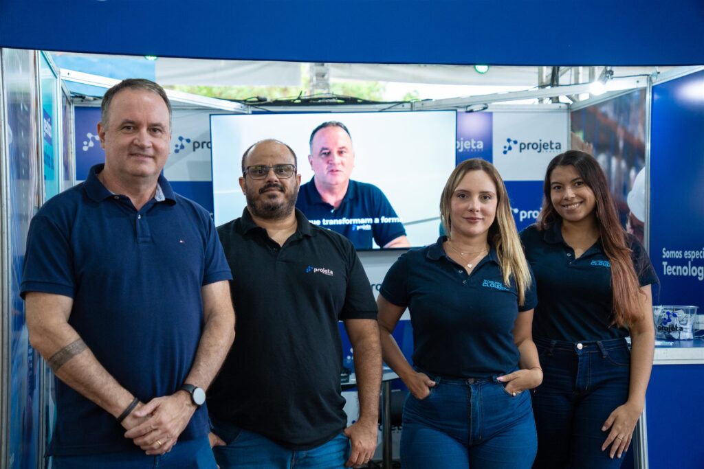 Equipe da Projeta Conect no estande durante a 1ª Expo Agulhas Negras em Resende