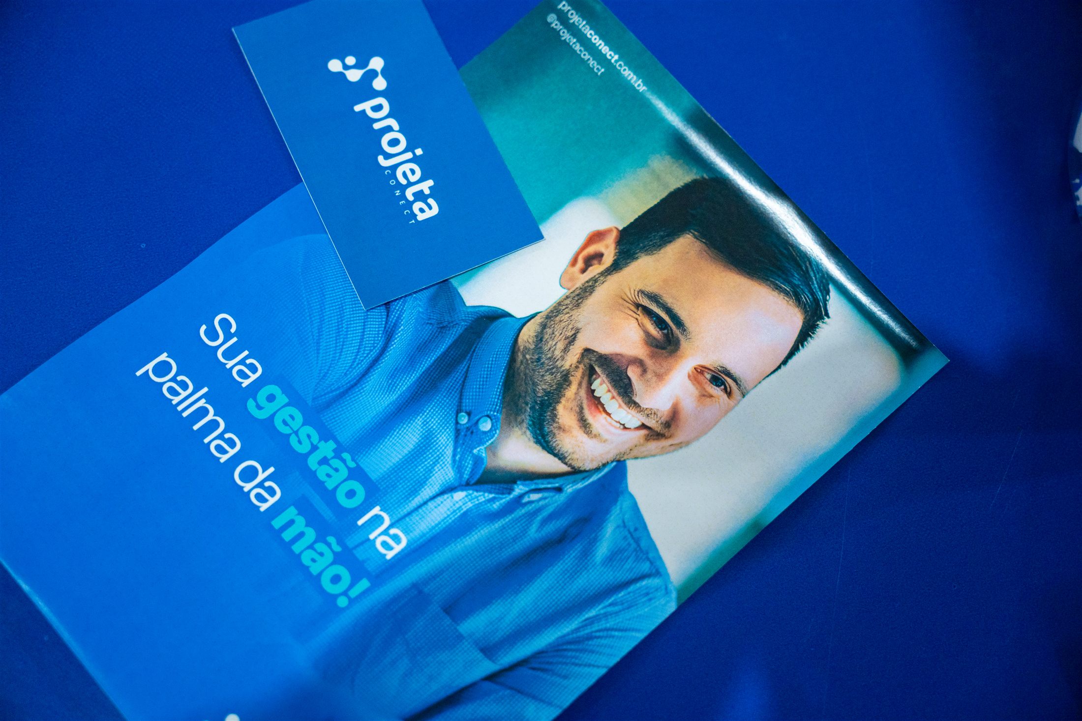 Folder e cartão da Projeta Conect apresentados ao público durante o evento
